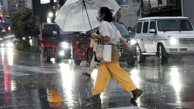 سيدة يابانية تحمل مظلة في كاواساكي بالقرب من طوكيو، اليابان.