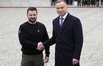 Presidente polaco, à direita, dá as boas-vindas ao presidente ucraniano Volodymyr Zelenskyy num encontro no Palácio Presidencial em Varsóvia.