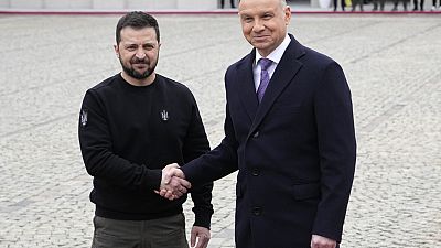 Presidente polaco, à direita, dá as boas-vindas ao presidente ucraniano Volodymyr Zelenskyy num encontro no Palácio Presidencial em Varsóvia.
