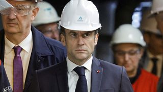 الرئيس الفرنسي إيمانويل ماكرون في مصنع دنكيرك للألمنيوم في شمال فرنسا