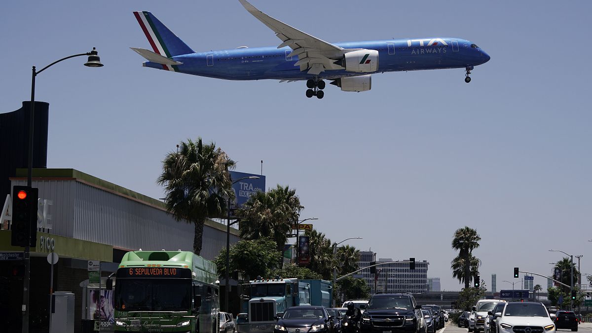 طائرة تجارية تقترب من الهبوط في مطار لوس أنجلوس الدولي في لوس أنجلوس