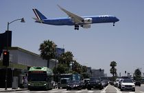 طائرة تجارية تقترب من الهبوط في مطار لوس أنجلوس الدولي في لوس أنجلوس