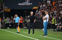 José Mourinho (feketében) az oldalvonal mellől nézi a pályán történő eseményeket a budapesti Európa-liga-döntőn 2023. május 31-én.