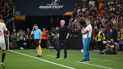 José Mourinho (feketében) az oldalvonal mellől nézi a pályán történő eseményeket a budapesti Európa-liga-döntőn 2023. május 31-én.