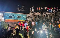 Спасатели пытаются извлечь пострадавших пассажиров из вагонов