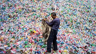 Un ouvrier dans un centre de recyclage du plastique près de Pékin (Chine), le 17 septembre 2015.