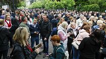 Varias personas se reúnen durante una protesta frente al ayuntamiento de la ciudad de Zvecan, en el norte de Kosovo.