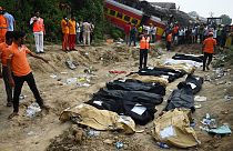 Des secouristes près de Balasore, sur le site de l'accident qui a fait 288 morts dans l'Est de l'Inde. 