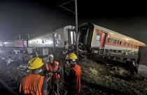 Rescatistas trabajan en el lugar del accidente de un tren de pasajeros, en el distrito de Balasore, en el estado oriental indio de Orissa, el sábado 3 de junio de 2023. 