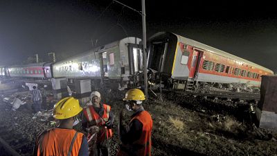 Rescatistas trabajan en el lugar del accidente de un tren de pasajeros, en el distrito de Balasore, en el estado oriental indio de Orissa, el sábado 3 de junio de 2023.