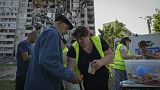 Kostenlose Mahlzeiten von Freiwilligen vor einem Wohnhaus, das durch russischen Raketenangriff beschädigt wurde. Charkiw, Ukraine