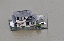 Japonya'nın güneybatısında sular altında kalan bir ev