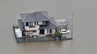 Japonya'nın güneybatısında sular altında kalan bir ev