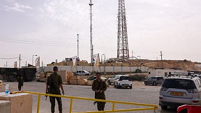 Soldados israelitas são fotografados no portão da base militar de Mount Harif, no deserto do Negev, no sul de Israel, adjacente à fronteira com o Egito, em 3 de junho de 2023