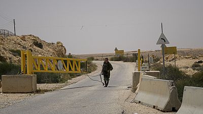 Egy izraeli katona lezárja a határhoz vezető kaput a dél-izraeli bázison az egyiptomi határ mentén június 3-án