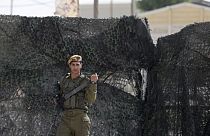 İsrail Mısır sınırında nöbet tutan bir İsrail askeri