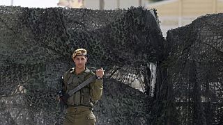 İsrail Mısır sınırında nöbet tutan bir İsrail askeri