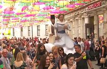 Riesen-Marionetten begeisterten das Publikum in der rumänischen Stadt Timisoara