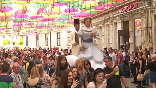 Riesen-Marionetten begeisterten das Publikum in der rumänischen Stadt Timisoara