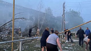 Equipos de rescate trabajan en Dnipro, Ucrania, tras los bombardeos del sábado por la noche