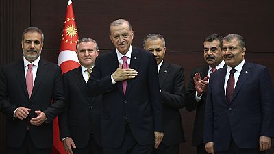 El presidente turco Recep Tayyip Erdogan, junto a los nuevos miembros del gabinete durante la ceremonia de investidura en Ankara, Turquía