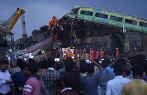 Trabajos de rescate tras la tragedia ferroviaria en la India