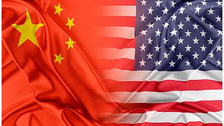 العلم الصيني إلى جانب العلم الأمريكي 