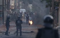Feldühödött tüntetők és rohamrendőrök néznek egymással szembe Dakar utcáin