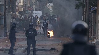 Feldühödött tüntetők és rohamrendőrök néznek egymással szembe Dakar utcáin