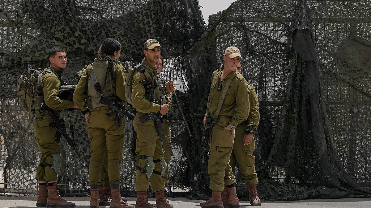 جنود إسرائيليون يتجمعون عند بوابة قاعدة عسكرية قرب الحدود المصرية