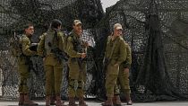 جنود إسرائيليون يتجمعون عند بوابة قاعدة عسكرية قرب الحدود المصرية