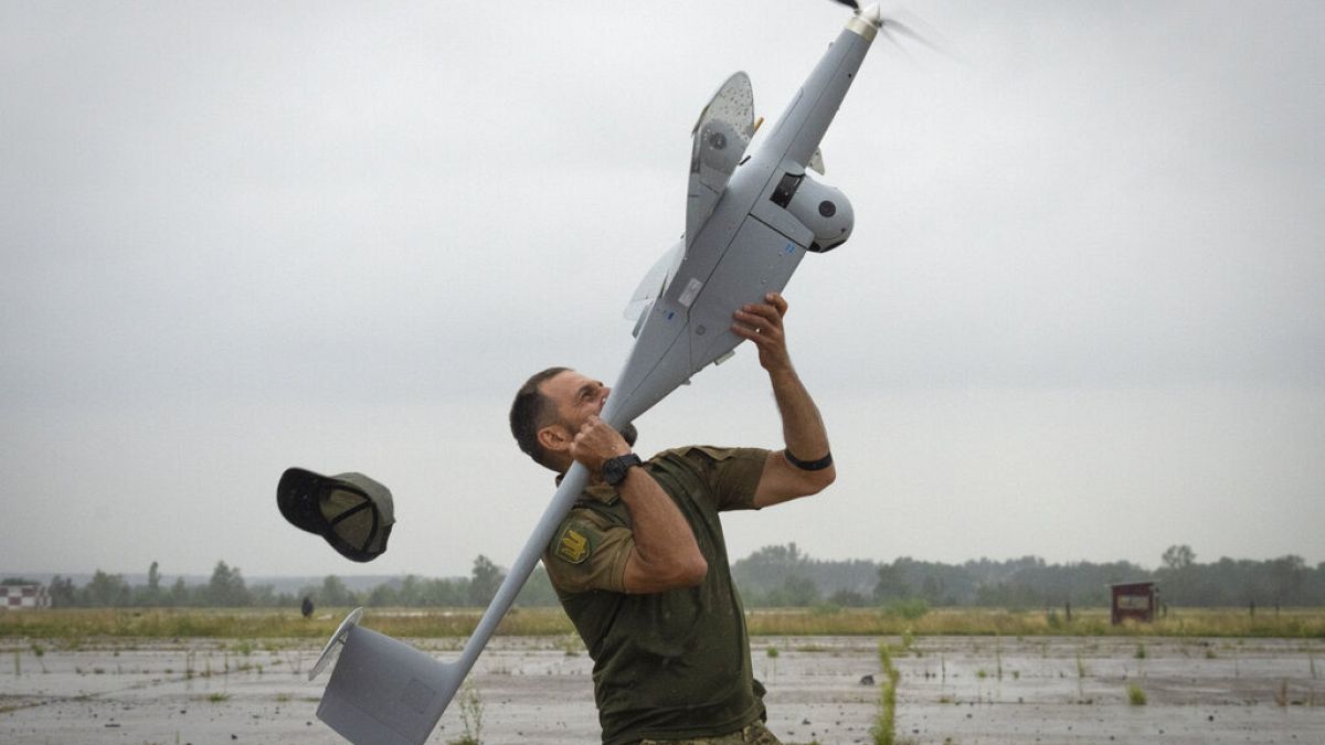 سرباز اوکراینی در حال به پرواز درآوردن پهپاد