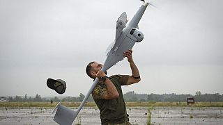 سرباز اوکراینی در حال به پرواز درآوردن پهپاد