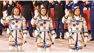 رواد الفضاء الصينيين الثلاثة فاي جونلونغ ودنغ تشينغمينغ وتشانغ لو