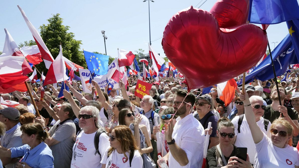 Milhares de pessoas em protesto contra o governo polaco, em Varsóvia, na Polónia, este domingo 4 de junho, 2023