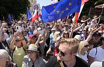 Des participants se joignent à une marche anti-gouvernementale menée par le chef du parti d'opposition centriste Donald Tusk, le 4 juin à Varsovie.