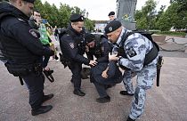 Festnahme von Menschen, die in Russland für Alexej Nawalny demonstrieren