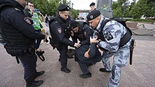 Festnahme von Menschen, die in Russland für Alexej Nawalny demonstrieren