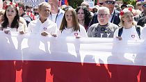 Donald Tusk (segundo por la izquierda) durante la manifiestación antigubernamental en Varsovia