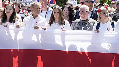 Donald Tusk (segundo por la izquierda) durante la manifiestación antigubernamental en Varsovia
