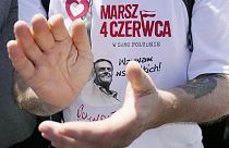Demonstrant mit Tusk-Shirt in Warschau