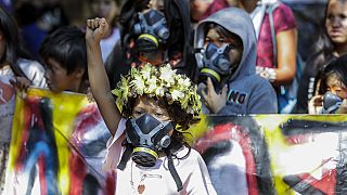 Una niña indígena protesta junto a otros manifestantes en Sao Paolo, Brasil