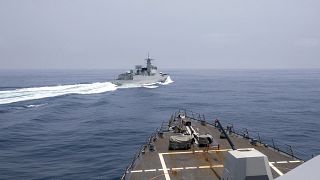 رویارویی ناوشکن آمریکایی و کشتی جنگی چینی در تنگه تایوان. عکس از عرشه ناوشکن آمریکایی گرفته شده است. 