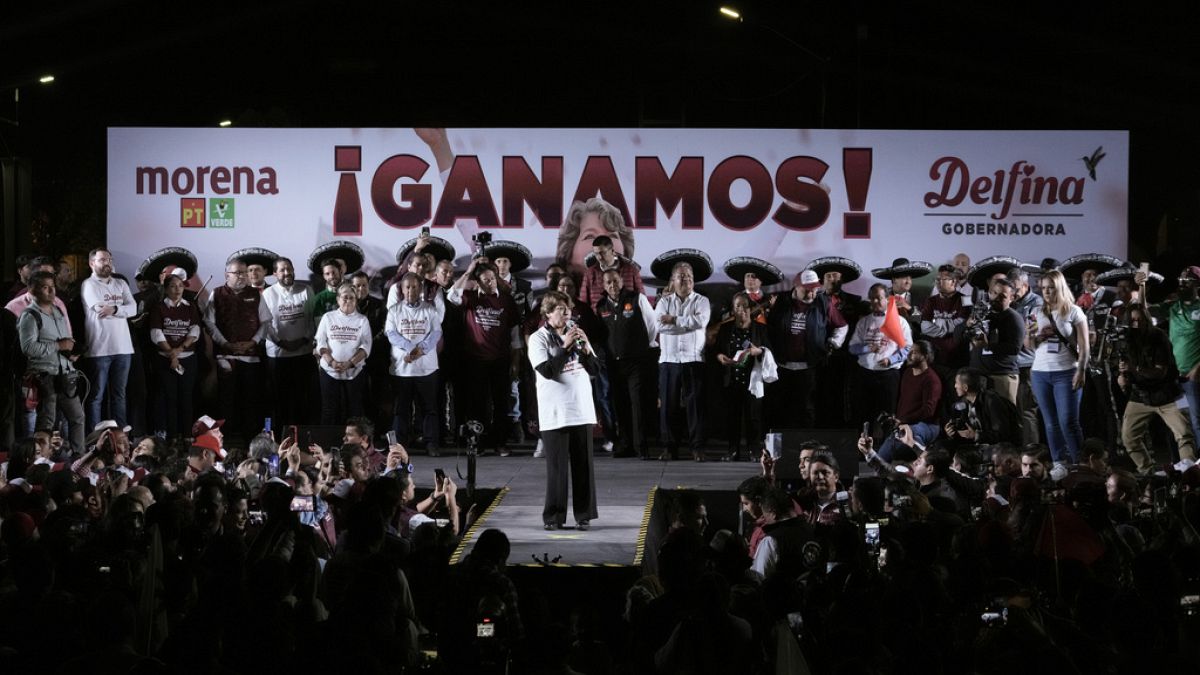   ديلفينا غوميز، المرشحة لمنصب حاكم ولاية المكسيك عن حركة التجديد الوطني ،تحتفل بفوزها الانتخابي خلال انتخابات الولاية المحلية في تولوكا، ولاية المكسيك، 4 يونيو 2023. 