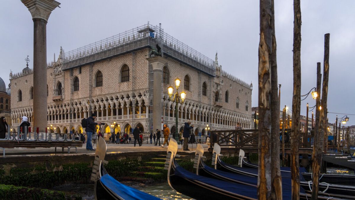 Todos os anos Veneza é tomada de assalto pelos turistas na época alta.