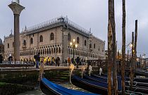 Todos os anos Veneza é tomada de assalto pelos turistas na época alta.