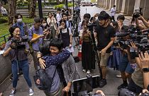 La periodista de Hong Kong Bao Choy abraza a Sham Yee-lan, expresidenta de la Asociación de Periodistas de Hong Kong, tras ser absuelta, el 5 de junio de 2023