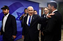 بنیامین نتانیاهو نخست وزیر اسرائیل در حال رفتن به جلسه هفتگی کابینه در دفتر نخست وزیری در بیت‌المقدس
