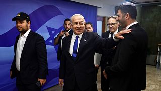 بنیامین نتانیاهو نخست وزیر اسرائیل در حال رفتن به جلسه هفتگی کابینه در دفتر نخست وزیری در بیت‌المقدس