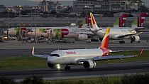 Aviones TAP e Iberia en pista en Lisboa